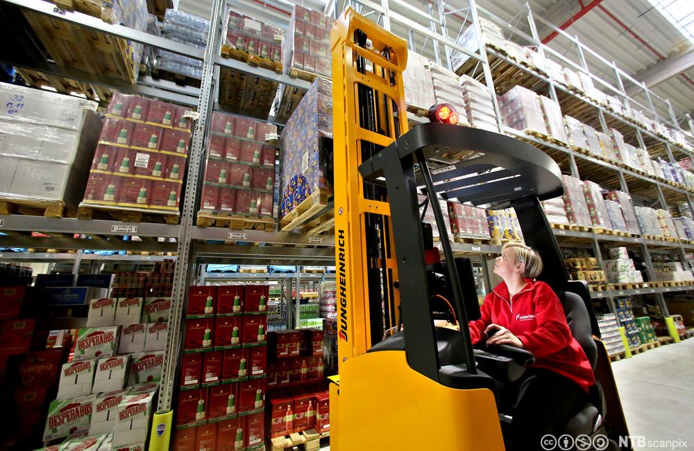 Truckfører i varelager. Foto.