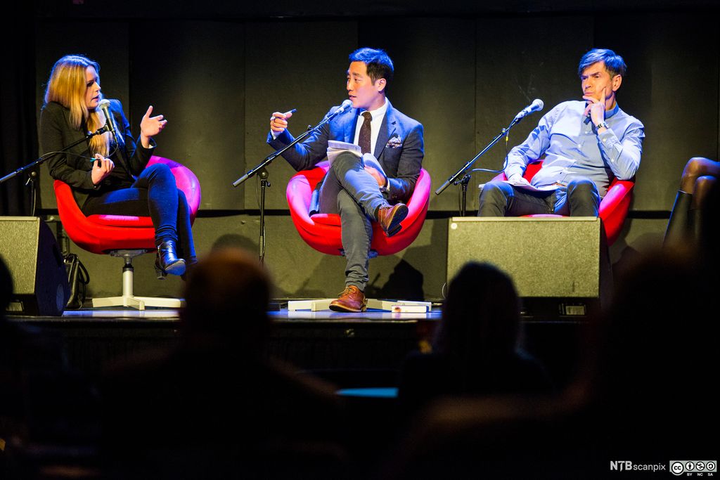 Tre mennesker debatterer. Bilder.