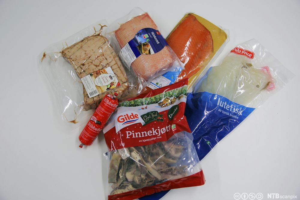 Emballerte produkter av lutefisk, pinnekjøtt, ribbe, ribbefett og sideflesk. Foto.