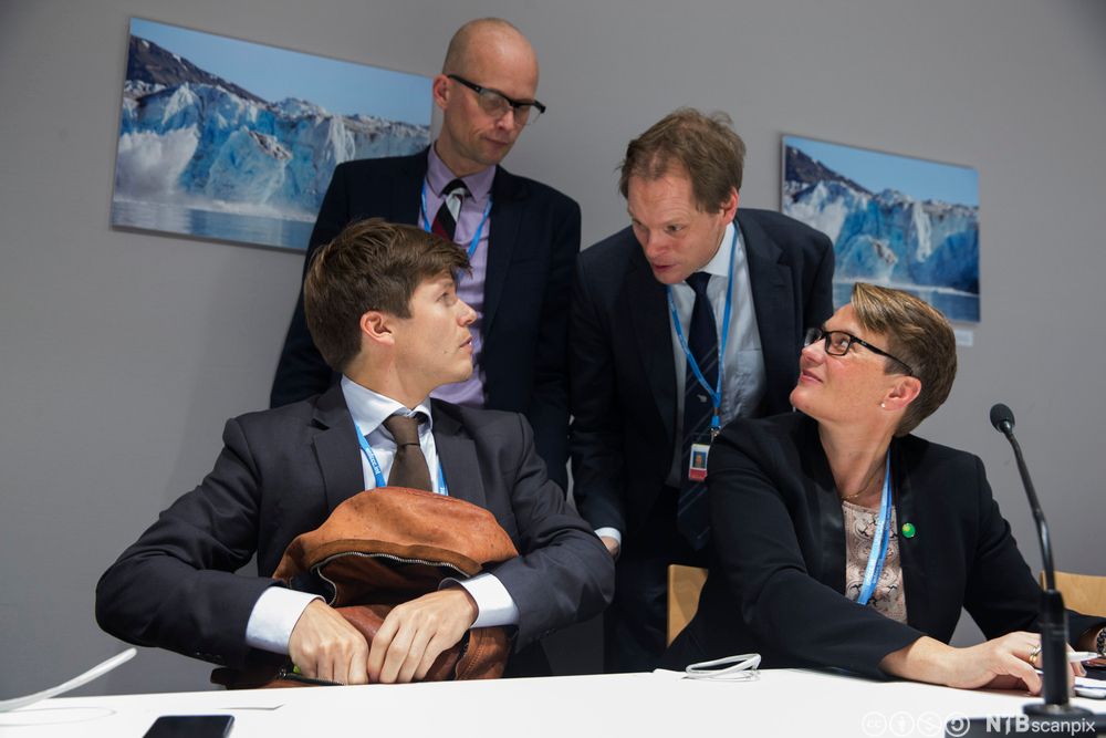 Tine Sundtoft får gode råd fra kommunikasjonsrådgiver Erik Aasheim på pressefonferansen. Fotografi.