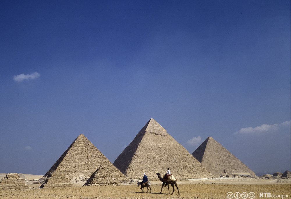 Fire pyramider i ulike størrelser. Foto.