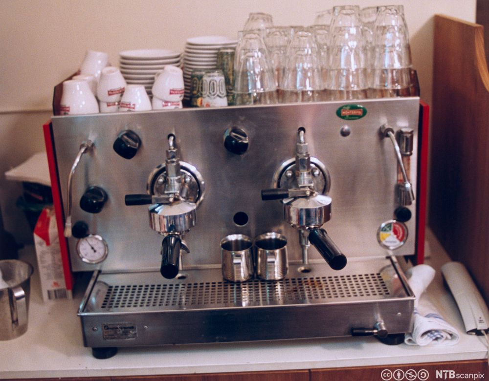 En espressomaskin med kopper på toppen. Foto.