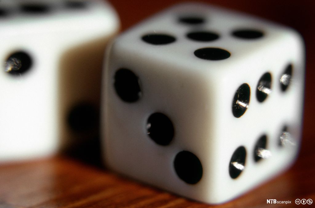 Terning med fem øyne på toppen. Illustrasjon