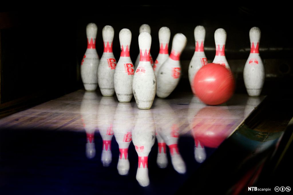 Bowlingkjegler og bowlingkule. Foto.