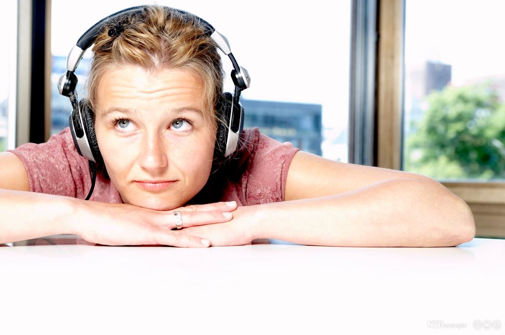 Person med hovudtelefonar. Foto.