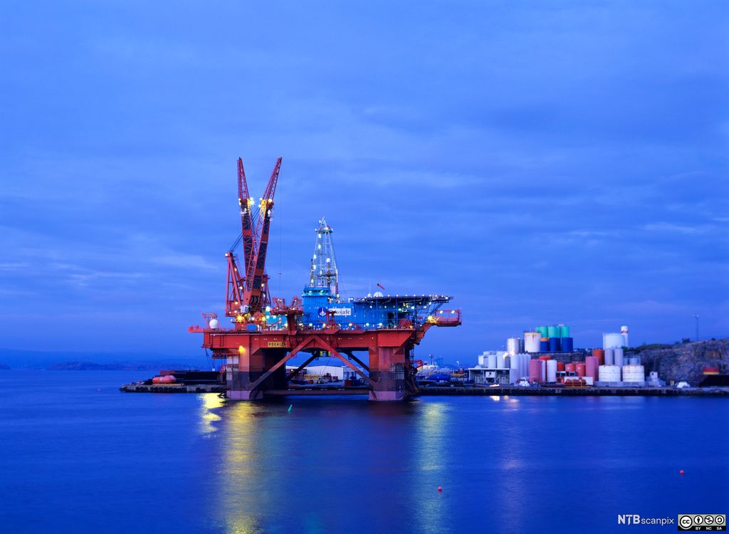 Oljerigg ved land ved Sotra. Foto. 