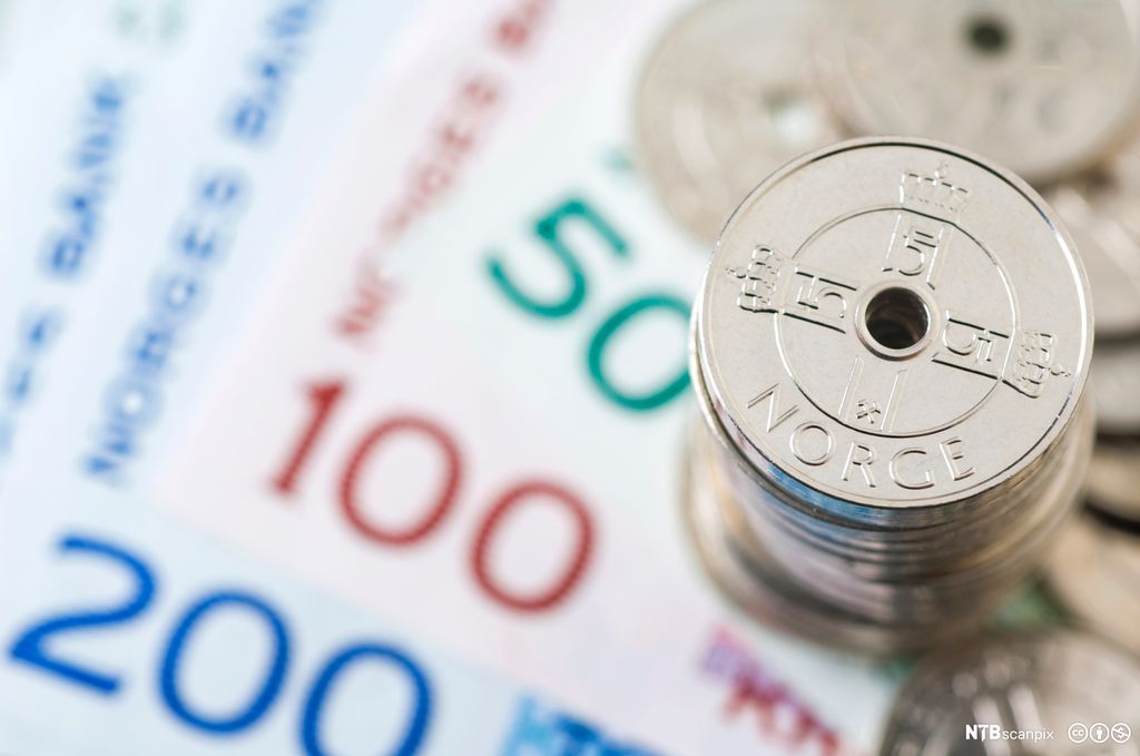 Norske sedler og mynter. Foto.