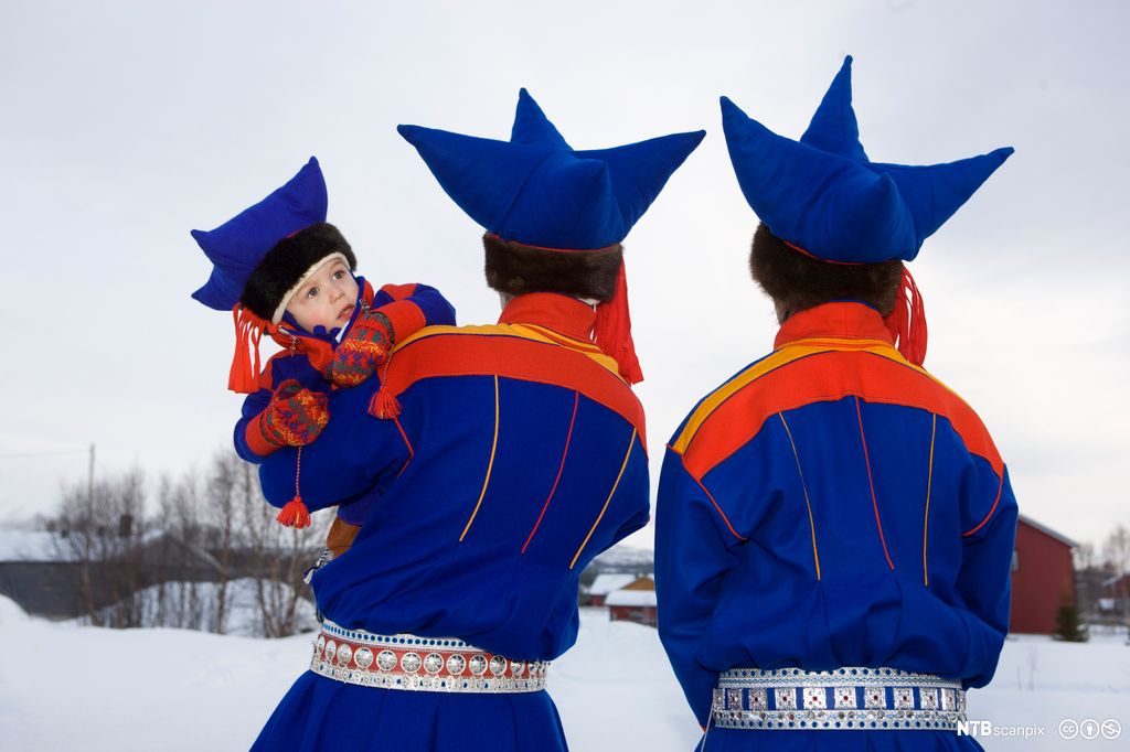 Tre samegutter i samekofter fra Karasjok. Foto.