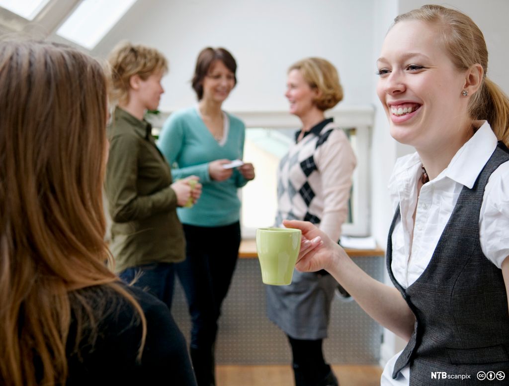 Gruppe kvinner som snakker sammen. Foto