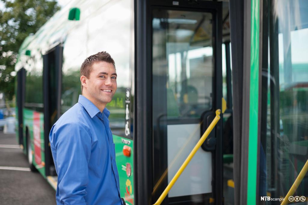 Fornøyde passasjerer i buss. Bilde.