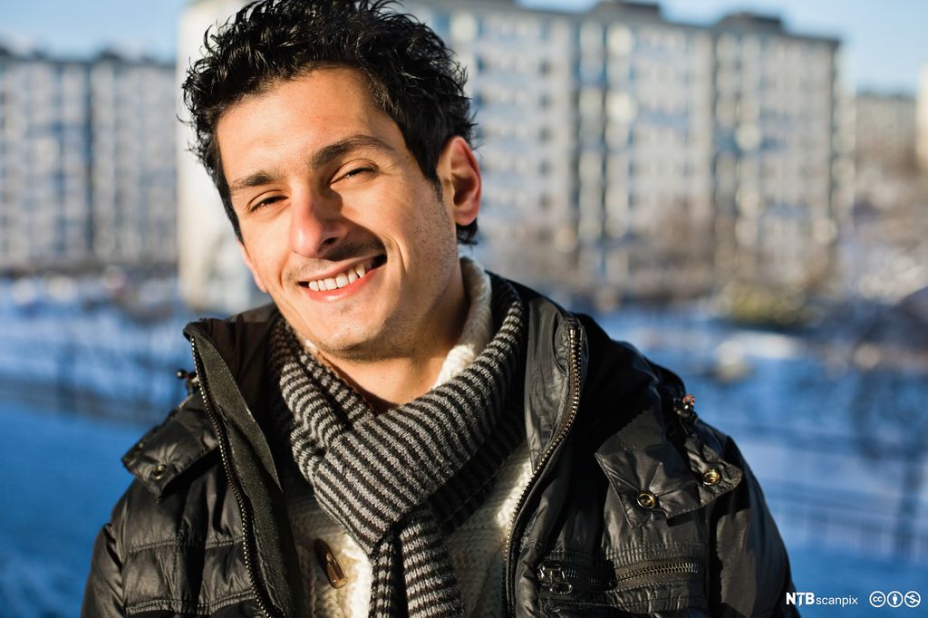 Smilende mann. Foto.