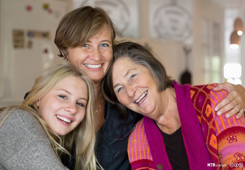 Tre generasjoner kvinner smiler. foto.