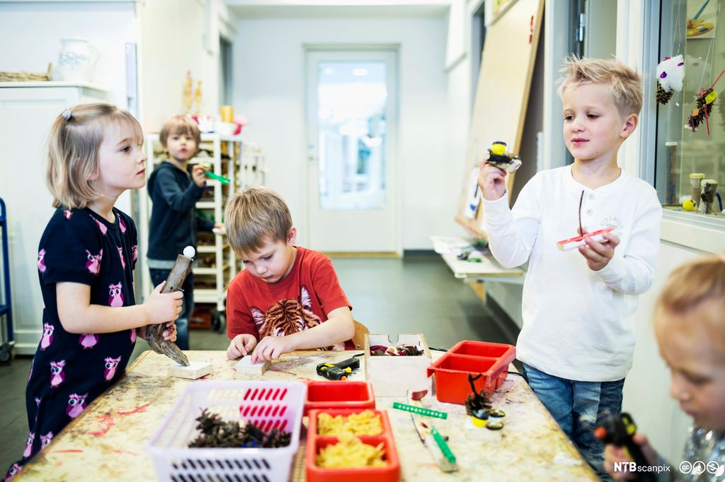 Barn former med ulike materialer. Foto. 