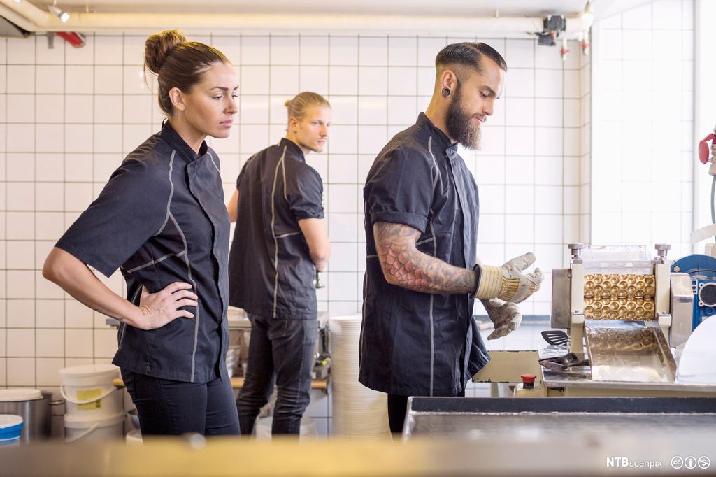 Ansatte som jobber med sukkertøyproduksjon. Foto.