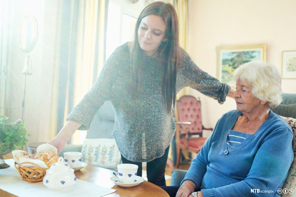 Eldre kvinne blir servert av en yngre kvinne. Foto.