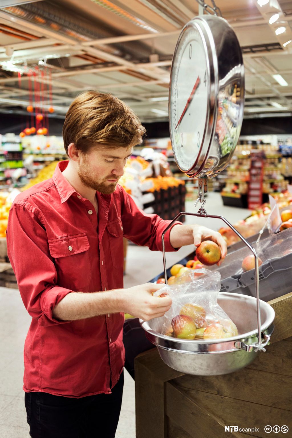 Ung mann veier epler. Foto.