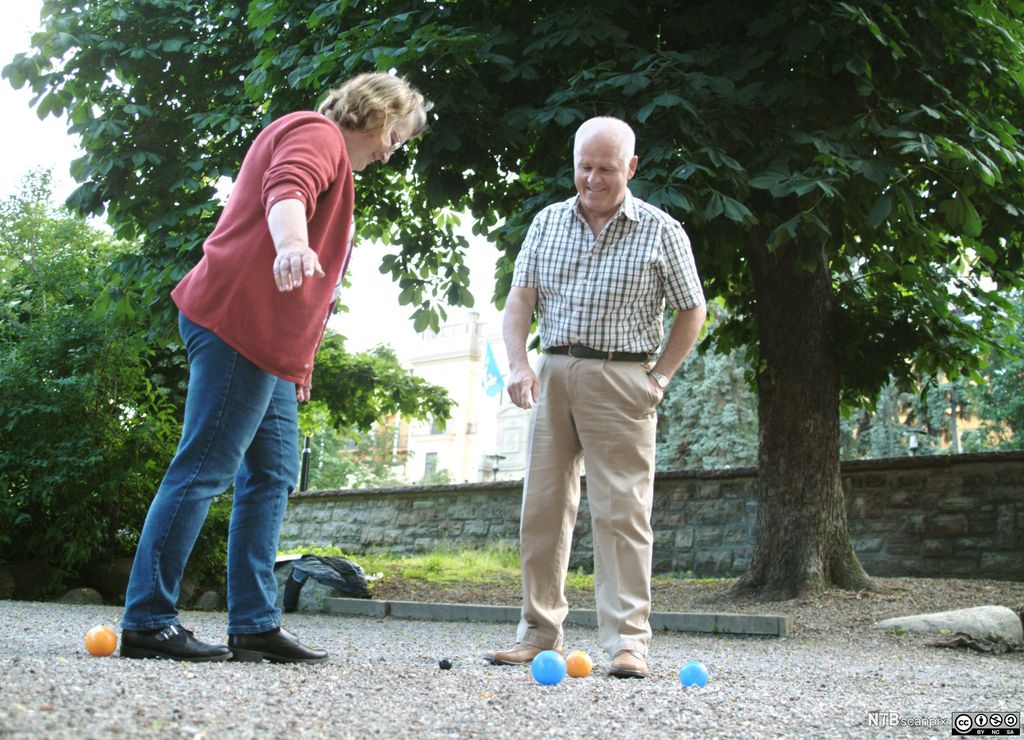 To smilende personer spiller boccia. Foto.