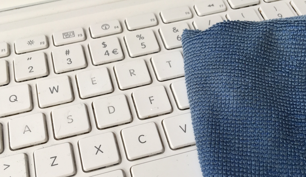 Hvitt tastatur med blå klut, utsnitt. Fotografi.