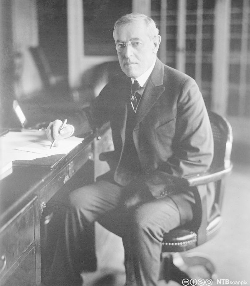 President Woodrow Wilson sittende ved sitt arbeidsbord, cirka 1910. Foto.