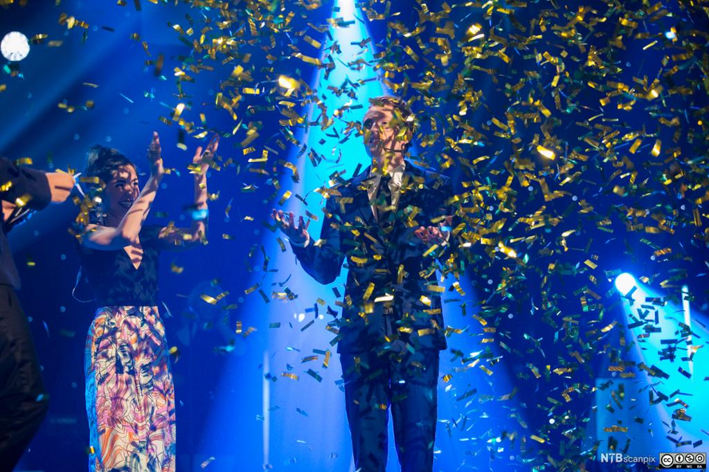 Marius Samuelsen får gulldryss over seg i Idol. Foto.