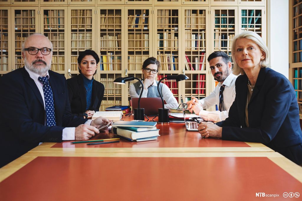 Alvorlige forretningsfolk ved konferansebordet. Foto.