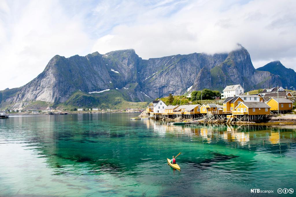 Kajakkpadler ved en havn i Lofoten. Foto.
