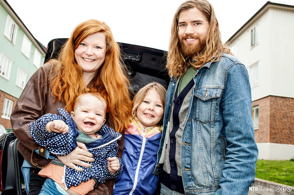 Portrett av familie med to barn. Foto.