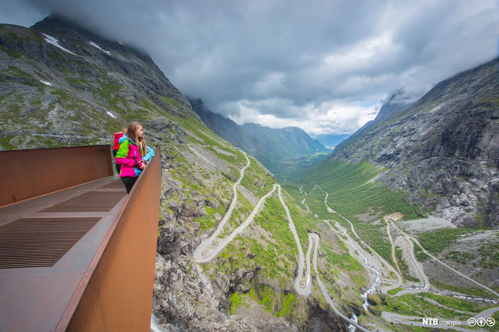 Utsikt over Trollstigen. Veien går i sikk-sakk oppover et bratt fjell. Foto.