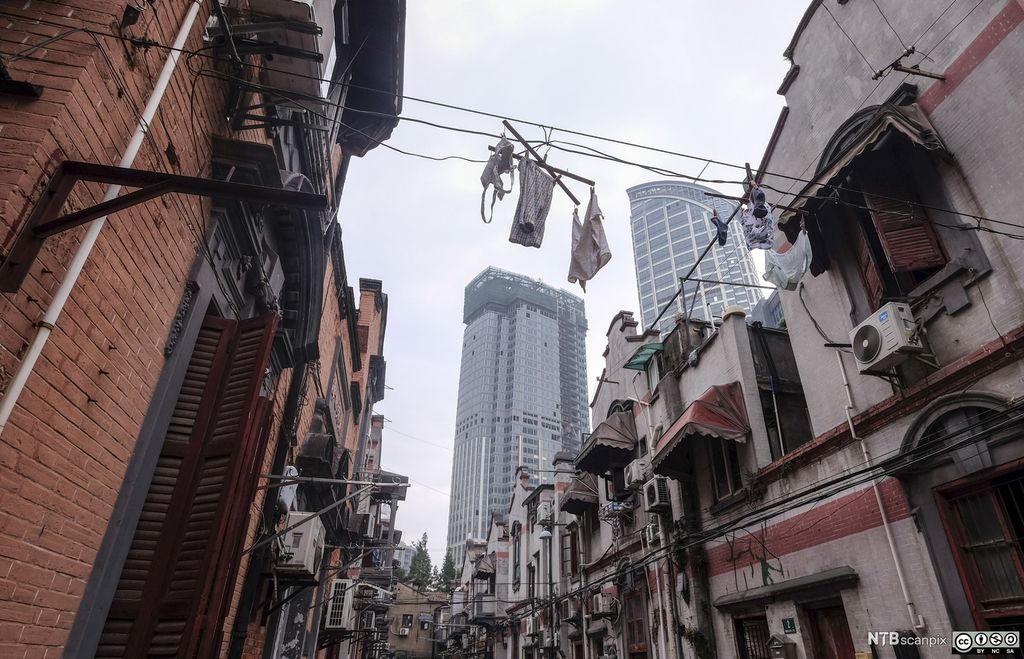 Klær henger til tørk mellom bygninger i Zhangyuan Gardens i Shanghai. Foto.