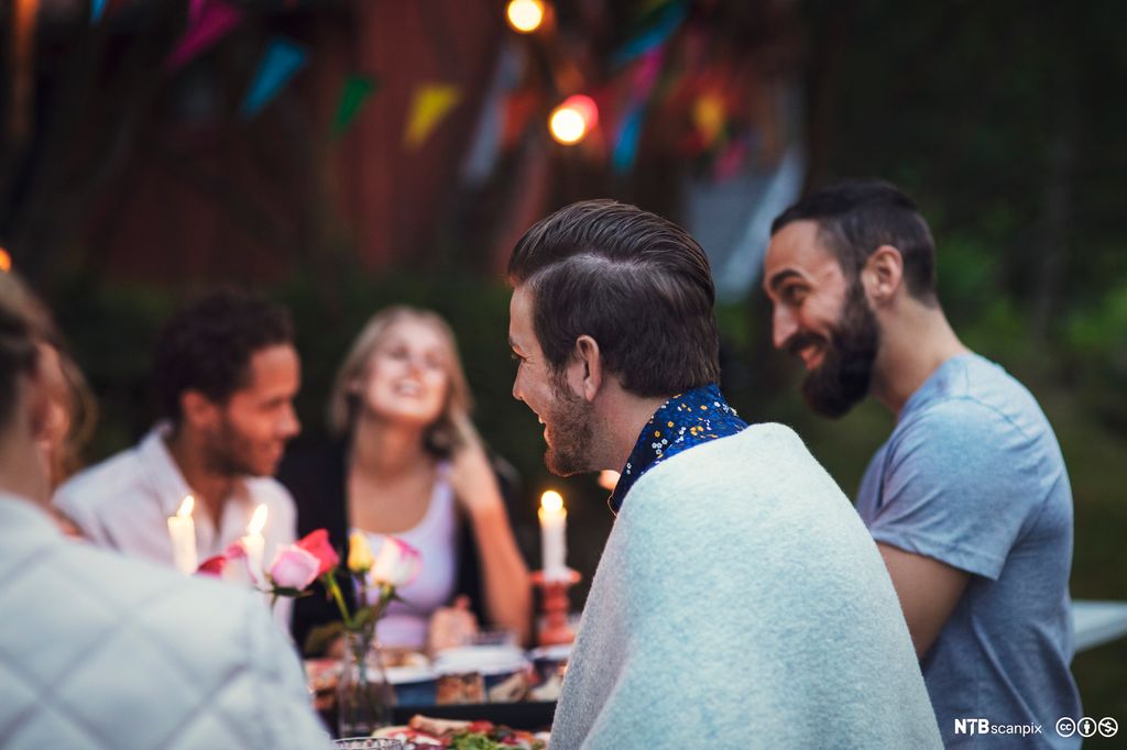 Unge voksne i godt humør på fest. Foto. 