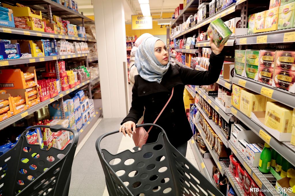 Kvinne som handler dagligvarer. Foto.