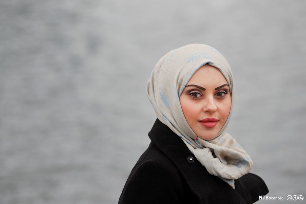 En kvinne med hijab. Foto. 