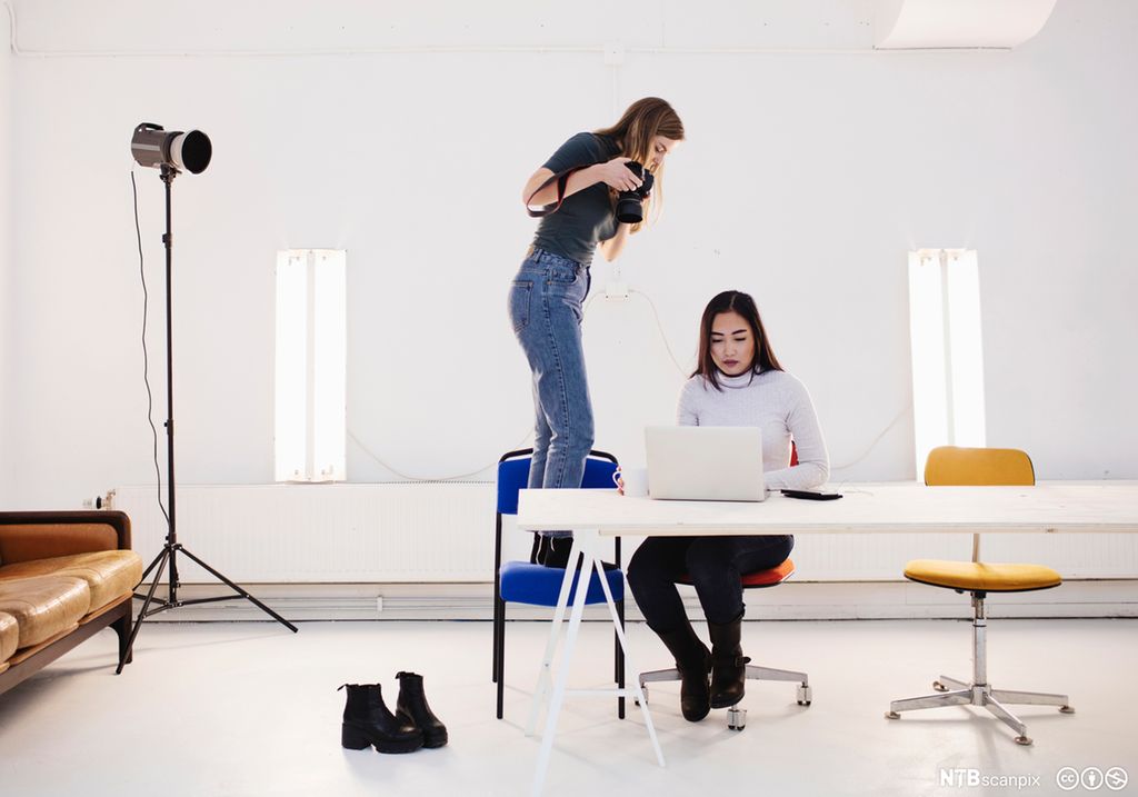 To designarar fotograferer objekt i studio. Foto.