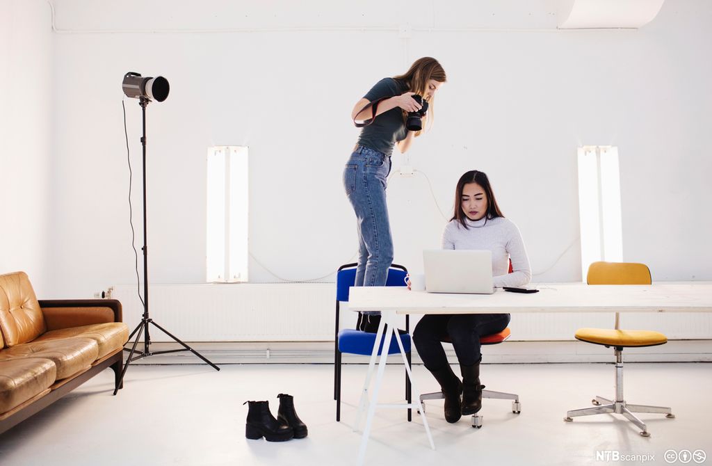 To designere fotograferer objekter i studio. Foto.