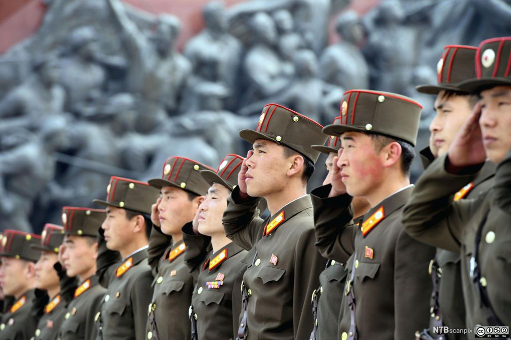 Nord-Koreanske soldater salutterer bronsestatuer av tidligere ledere i Pyongyang. Foto.