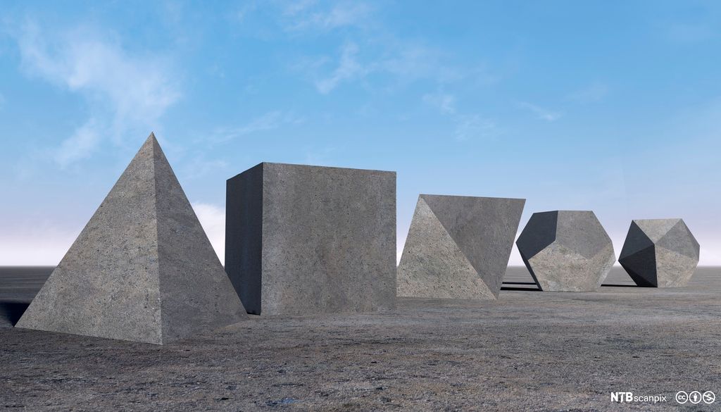 Fem ulike tredimensjonale geometriske figurer. Står i et øde landskap. Blå himmel. Datagrafikk.