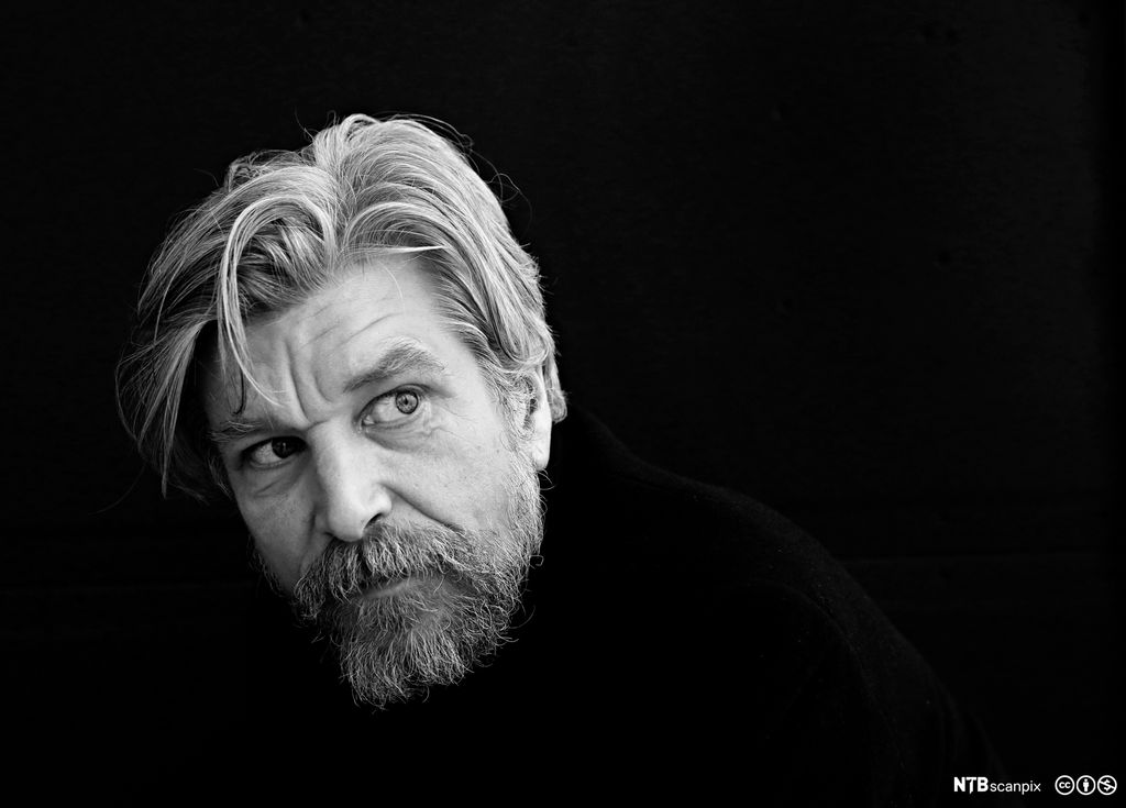 Svart-hvitt-portrett av forfatteren Karl Ove Knausgård. Foto.