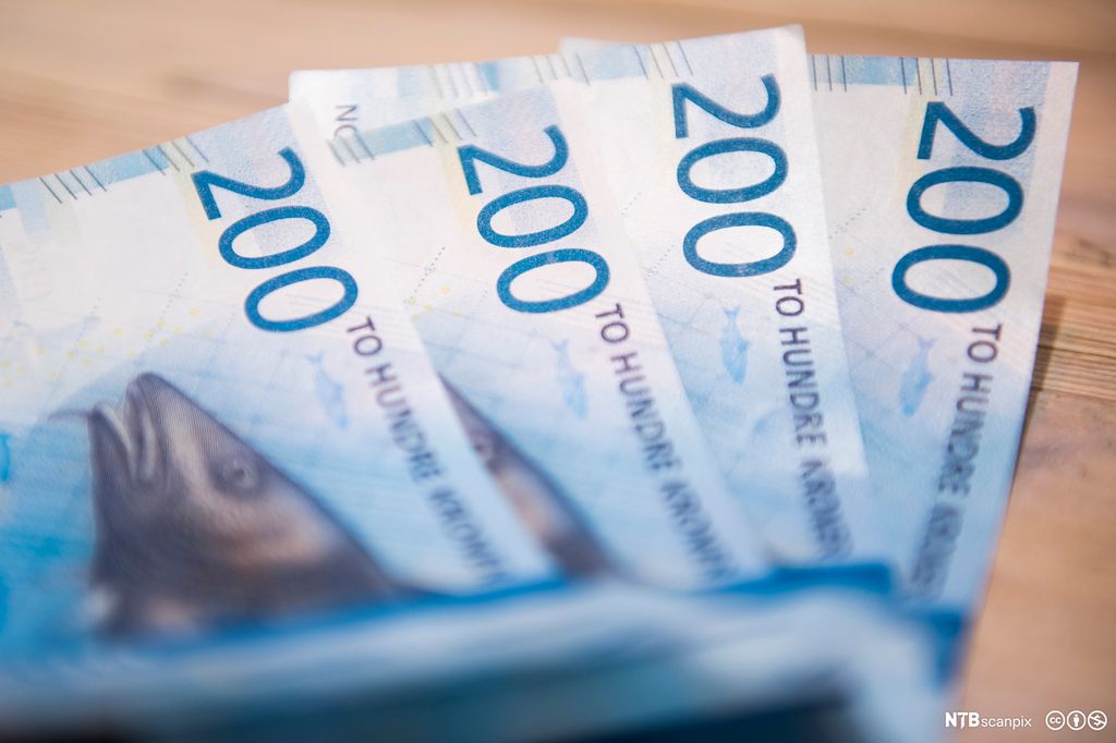 Pengesedler på et bord. Foto.