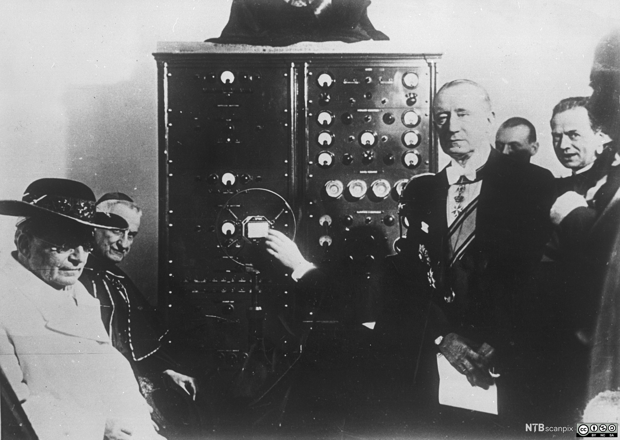 Paven og flere andre menn er samlet for å lytte til Guglielmo Marconis radiosending i 1909. Foto.