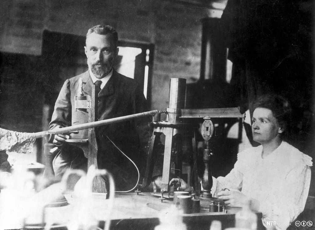 Pierre og Marie Curie i eit laboratorium. Foto.