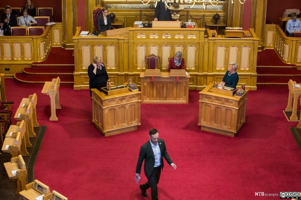 Stortingssalen. En taler forlater talerstolen og er på vei tilbake til plassen sin. Foto.