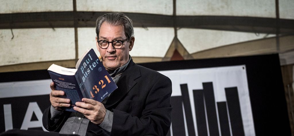 American author Paul Auster is reading from one of his own books. Photo.