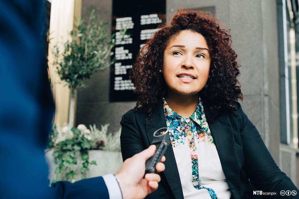 Forretningskvinne som blir intervjuet. Foto.