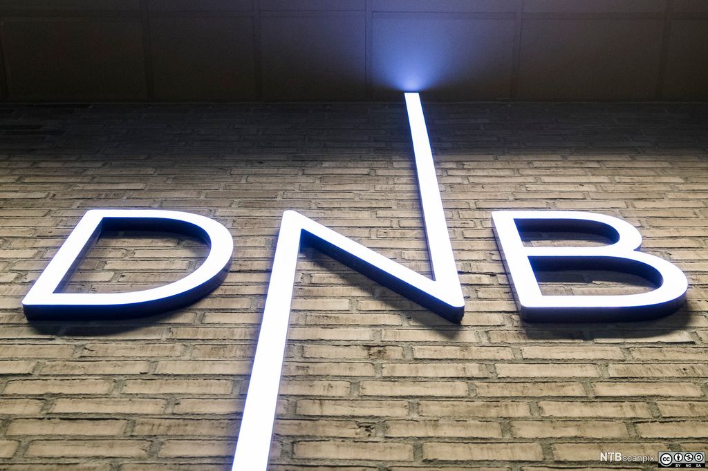 Logoen til DNB på murvegg. Foto.