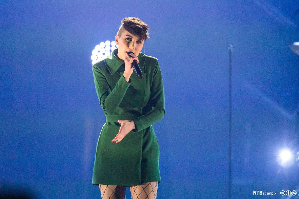 Artiste Ella Marie Hætta Isaksen scenesne Spellemannprisen 2017. Guvvie.