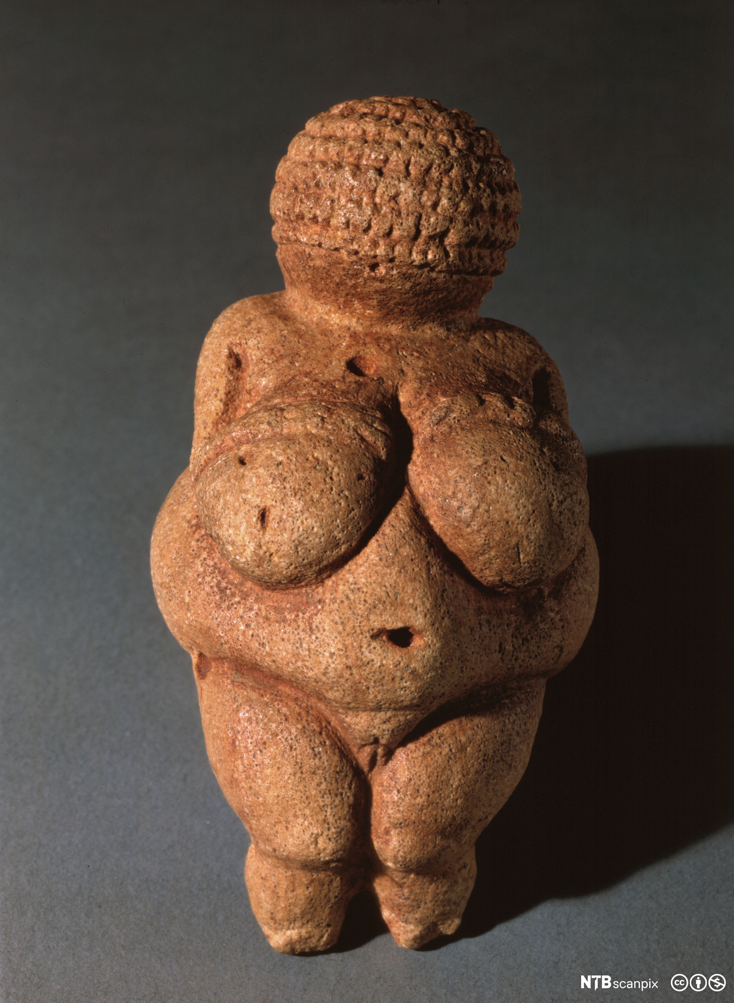 Skulptur av frodig kvinneskikkelse i sandstein. Foto.