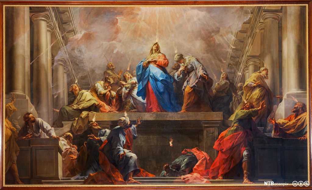 Menn og kvinner kledd i kapper i søylegang ser opp mot himmelen. Lys stråler ned fra himmelen. Flammer brenner ved alles hoder. Maleri.