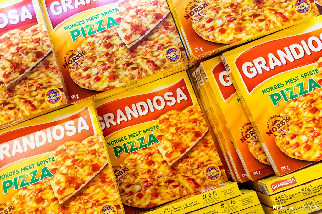 Nærbilde av stabler med Pizza Grandiosa i en frysedisk. Foto.