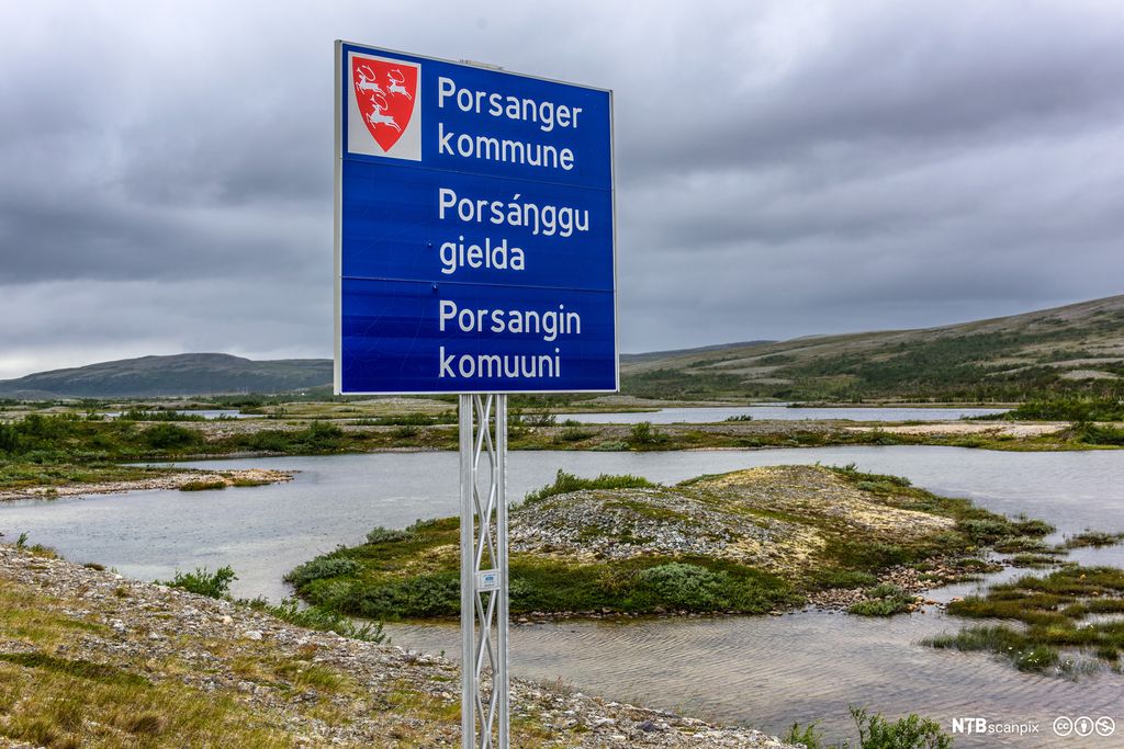 Porsanger kommune skrive på norsk, samisk og kvensk på vegskilt. Foto.