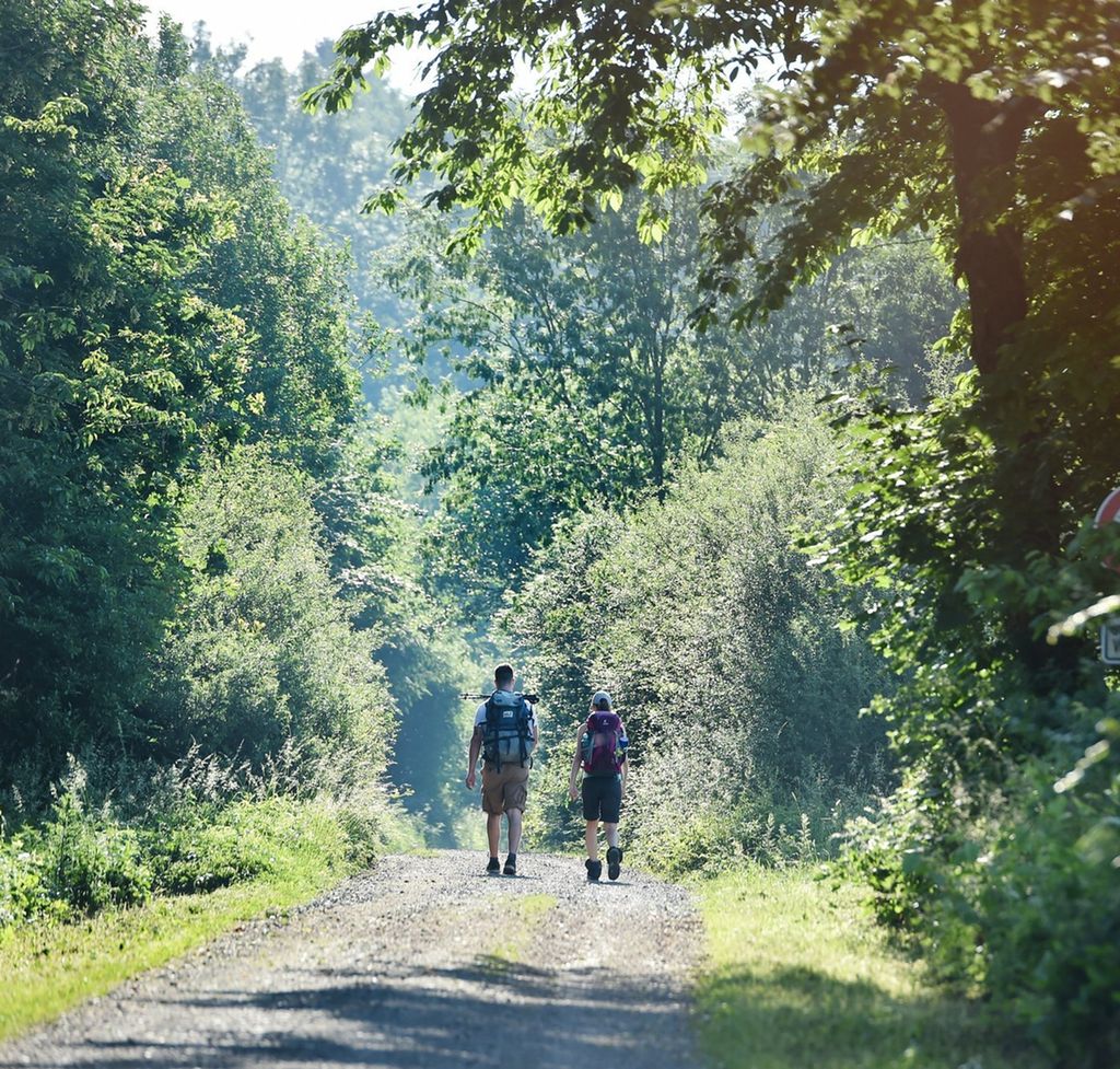 To ungdommar med ryggsekk på tur i skogen. Foto.